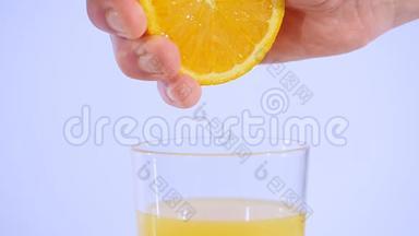 雄手捏鲜橙汁.. 手捏一个橘子。 慢动作96英尺